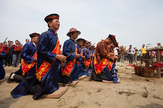 The whole scene careful observed by all the village chiefs of the surrounding settlements, its important that everything is running correctly because soon will be decided which will be the lucky town for the coming three years. This will be decided by the direction the masts will fall on the ground, the village in the direction the mast points can call it self the lucky one. Therefore last prayers will be done to bless the spirits.