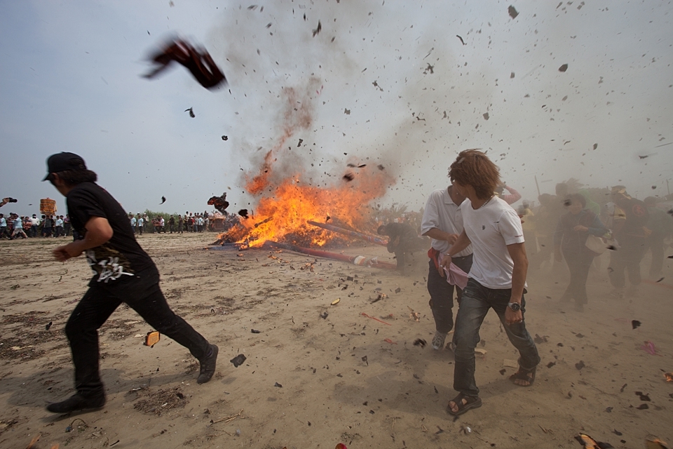 Not only the lucky village but also the lucky family will be announced very shortly. As soon the mast starts falling the bravest local man will start running towards them to be the first one who gets the paper fish which is on top of the mast. Those minutes are very chaotic and filled with lots of ego. There are two fishes, on each mast one and as you can imagine much more man who claim to be first, so it all ends up in a scrimmage.
