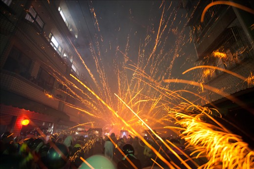 The real thrill are the bottle rockets which are in every beehive fireworks set up. As soon as such a magazine is fired, the crowds start jumping around in the sheer excitement of the risky situation they have put themselves in. All around them is a wild combination of explosions, sparks, smoke and incredible noise. This is a scene which you rarely see, the rockets fly and bounce in all directions. There are only a few brave or foolish people who show up without complete armor from head to toe. A war zone is the only comparison.