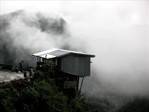 The great balance of this house at the edge of a mountain road in Ifugao. 
