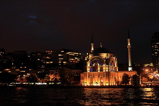 Ortaköy Câmi (mosque) an architectural masterpiece,it looks fabulous at night