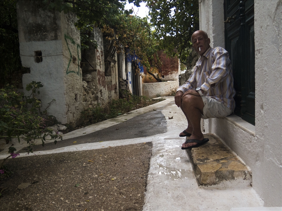 A man smoking in the alleys 