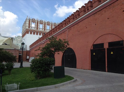 Kremlin wall from Alexandrovsky Gds