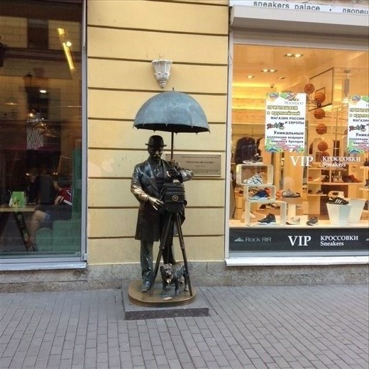 Photographer's statue, Mal. Sadovaya Ul.