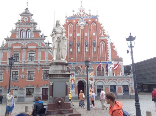 House of Blackheads & St Roland looking heroic in foreground