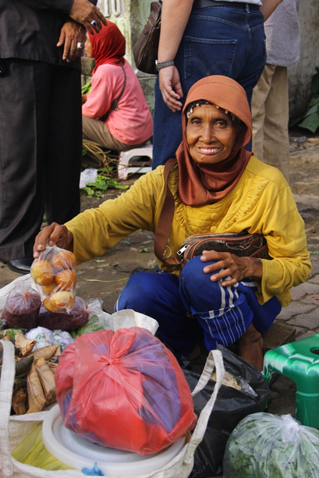 This woman sells Palembang traditional food, It’s cheaper than at store