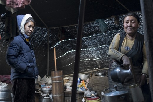 Mother is preparing traditional Tibetan tea. What seems like a perfect household is actually on the brink of collapse as there’s no one to continue the tradition. Karma wants to study psychology in Kathmandu but can’t explain this to her mother and feels sore about that.