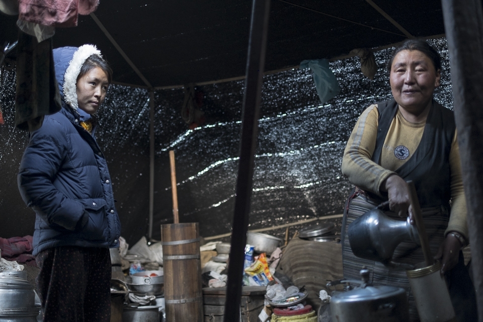 Mother is preparing traditional Tibetan tea. What seems like a perfect household is actually on the brink of collapse as there’s no one to continue the tradition. Karma wants to study psychology in Kathmandu but can’t explain this to her mother and feels sore about that.