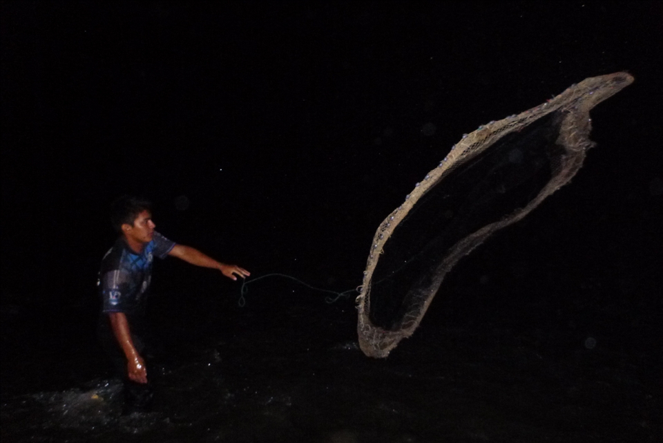 Enoc's mother is turning 40 the next morning, so he goes out fishing at night to catch some bocachicos, his mom's favorite fish, to surprise her at breakfast. He says the best way to catch bocachicos is with a fishnet (atarraya) at night because they can't see you coming, during a rainstorm because they can't hear you and when the river is low because that way it's easier to spot them.