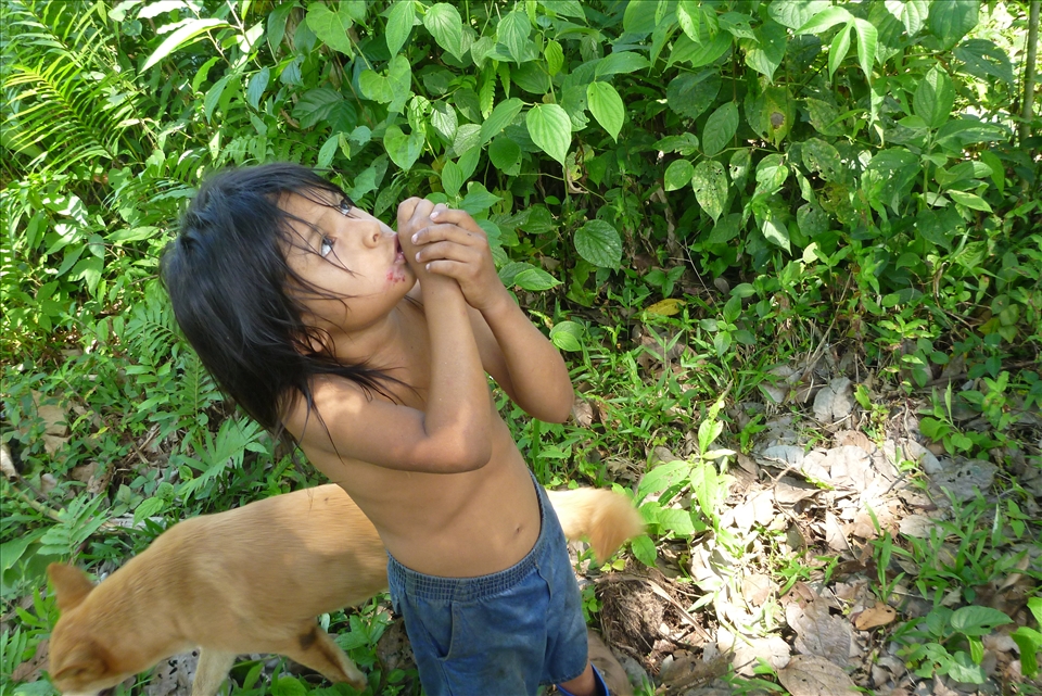 At age 6 Entza is still learning the art of fishing, at least 3 days a week he goes off with his brothers to the river to try his luck. 
He imitates the singing of a bird, a bird that eats fat juicy worms. When it answers back he goes to the place where the bird is at and then digs up the dirt around that place and it's almost certain that he'll find those worms that fish like so much.
