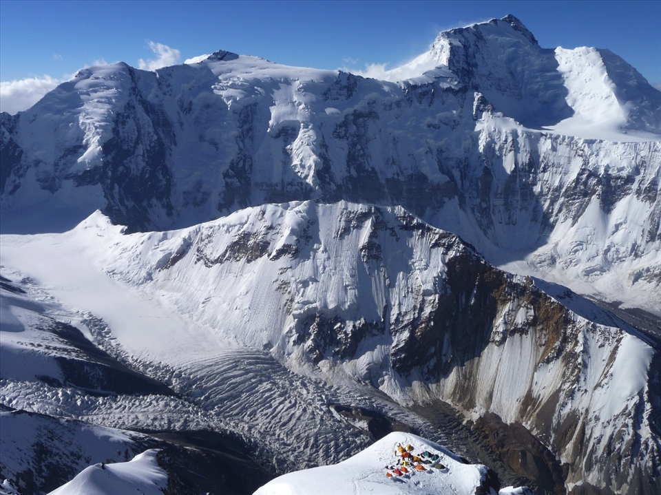 High camp on a ledge on the approach of the summit of Pik Korzhenevskaya (7105m).