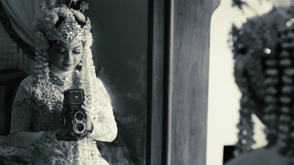 Cantik Tia, the day of her wedding.  Traditional javanese dress.