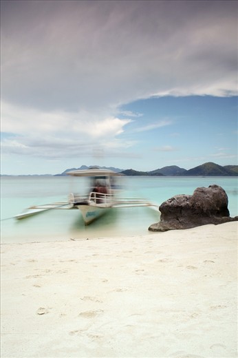 The boat crew cook the freshly caught seafood for lunch in their boat's mini 
kitchen while they are docked on Smith Beach. Their passengers on the other hand 
enjoy swimming and exploring the shoreline; activities that will most certainly 
increase their appetite.