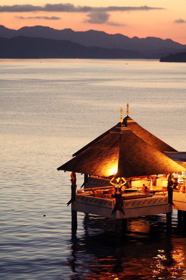 What better way to end the day than by having dinner above the water all while 
enjoying the spectacular view of the colorful sky right after sunset. 