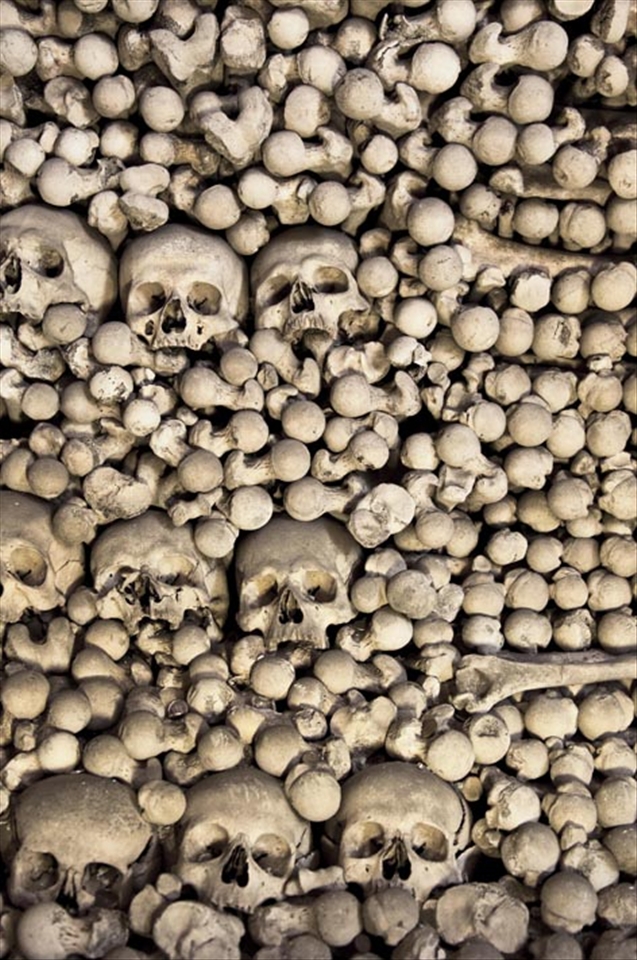 When a church was build in the center of the cemetery, they also built a room beneath the church purposed to keep the large amount of bones to be preserved. The number of skeletons in this cemetery was around 40.000 to 70.000 people. 