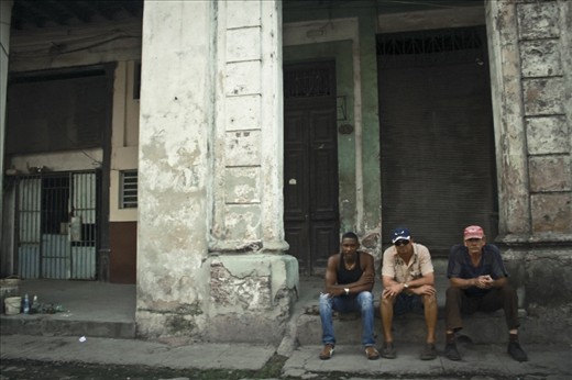 In habana vieja, one of the things that captured my attention everywhere is how much people love to talk. Its very common to find them sitting in their porches or outside a bulding just having long conversations