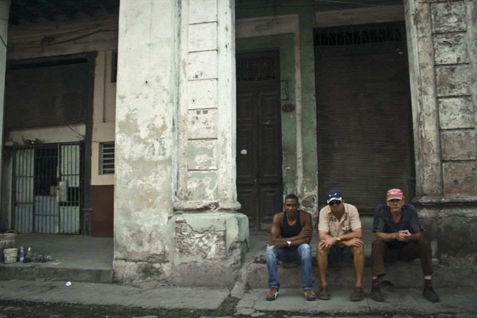 In habana vieja, one of the things that captured my attention everywhere is how much people love to talk. Its very common to find them sitting in their porches or outside a bulding just having long conversations