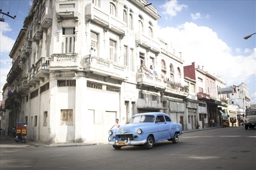 Vedado is one of the high class neighborhoods although now a days the separation of neighborhoods is not clearly defined by social classes or economic income.  One of the best things of the streets in Habana are colors. It’s a visually rich city. Athough buldings, and transportation are very old, abandoned or almost ruined. It has a very romatic way to contrast with the beautiful color pallet you find everywhere. 
