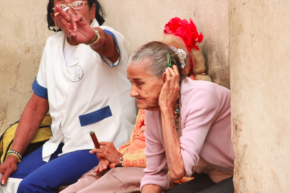 The women figure in habana is the strong one. They were always occuppied, working, taking care of families. For me it is no coincidence that women make you notice a lack of time to finís their dutties .