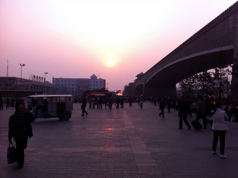 Despite the people here, the sunlight provides like a lonely atmosphere.
Feels like a nice place to watch the sunset and forget everything.