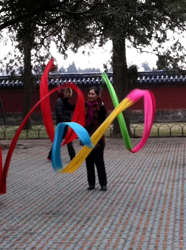 This old lady was doing it so nicely. The way she smiles brings joy and captivates the audience.