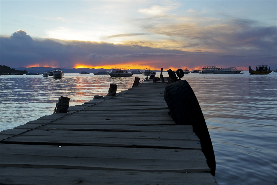 Sunset at the Docs, on the shore of the Titicaca Lake.