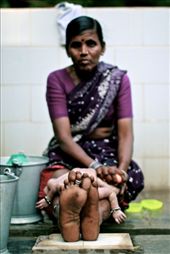 Woman bathing her grandson at RDT Maternity Center, Anantapur (Andhra Pradesh).: by pepepont, Views[781]