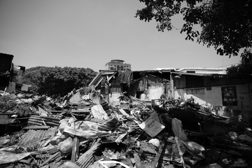 In the center of the capitol, Taipei, lies a place people seldom noticed--The Hua-Guang community.  Due to the government's renovation plan of the metropolis, the community is subject to reconstruction.  Yet, in there were citizens who came to Taipei to work and live decades ago.  Now, they are all senior citizens and with their homes torn apart, they were forced to move to suburban. Hua-Guang community is now fading.