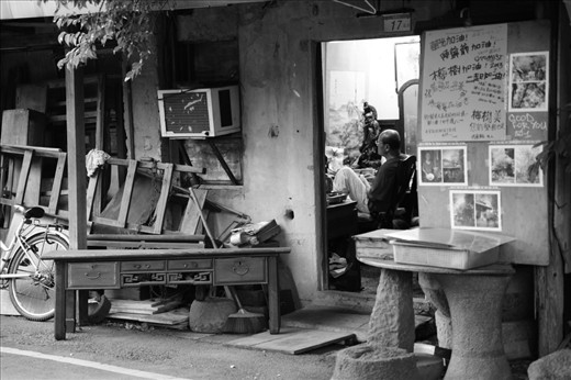 However, some of the residents refused to move out of the community and kept on living in the now chaotic community.  This is Mr.Chen who insisted to live in his house.  On the right side was a poster full of blessings to Mr.Chen by some students who thought that the whole renovation project was injustice. 