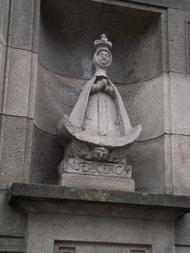 8 Santiago - Cute Statue at bus stop