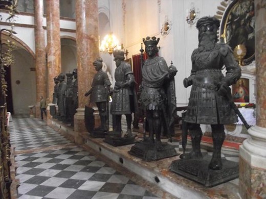 10 Innsbruck - HofKirche - Maximilian's Tomb - Statues
