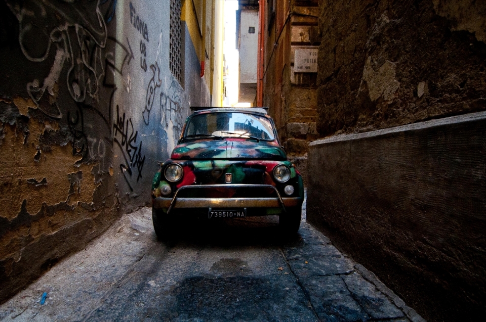  A Fiat500 an evergreen (colored) master piece of the Italian industry. Trapped in this narrow street between these walls gave me an impression of an everlasting nostalgia that never will fade away.
