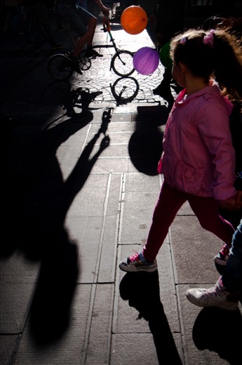 Light- Shadow battle with the victory of an air-balloon somewhere in the  Quartieri Spagnoli - Via Toledo. I had to wait quite a bit of a time until the desired scenery showed up.
