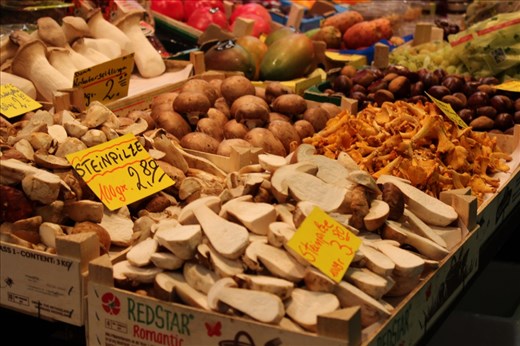 In Die Kleinmarkthalle market in Frankfurt, every peach or mushroom is the same size and the place is organized, highly sterile where the only noise is a
sound of a coffee machine from a near café shop. This only proves the rule that one good can be
sold in a different way and form in different countries and in this case and it is also showing the well known cultural mentality of Germans who always come on time, perfectly organized.