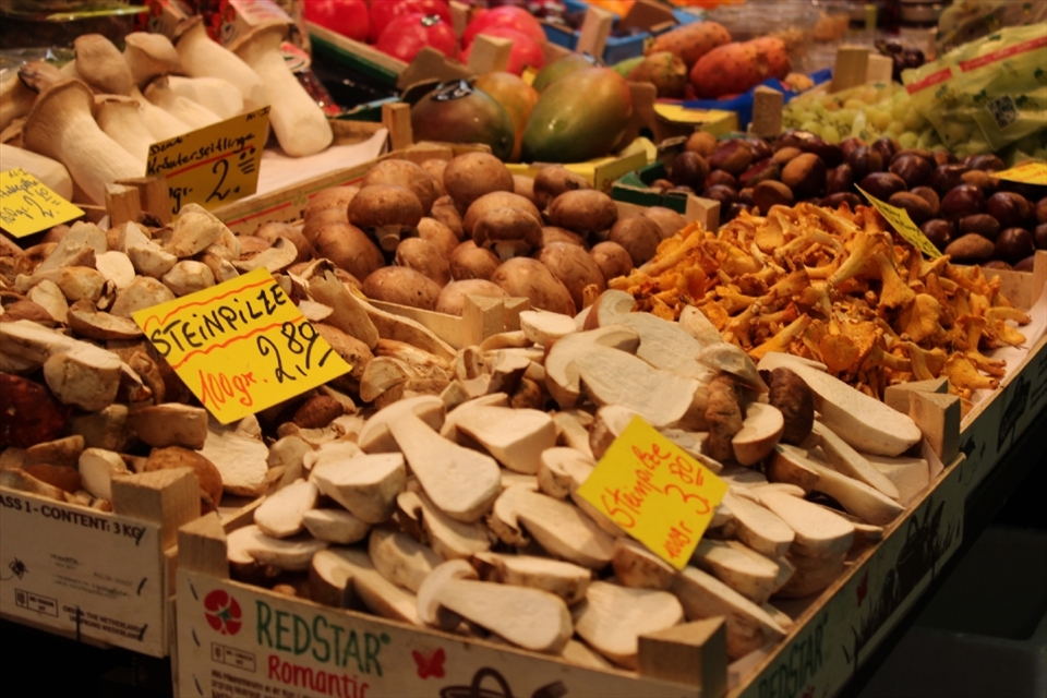 In Die Kleinmarkthalle market in Frankfurt, every peach or mushroom is the same size and the place is organized, highly sterile where the only noise is a
sound of a coffee machine from a near café shop. This only proves the rule that one good can be
sold in a different way and form in different countries and in this case and it is also showing the well known cultural mentality of Germans who always come on time, perfectly organized.