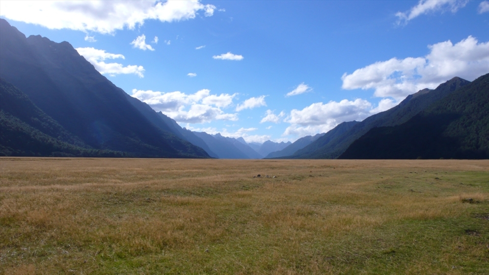 On the way to Mt Cook the planes meet the mountains rising like an impenetrable wall from the fields stretching out in front of them. It creates a definite level of excitement and anticipation at what lies ahead!
