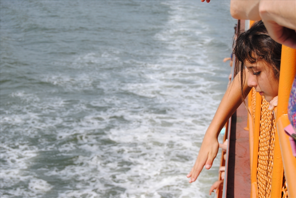 Italian girl.- From Manhattan to Staten Island, an Italian girl wonders and wand