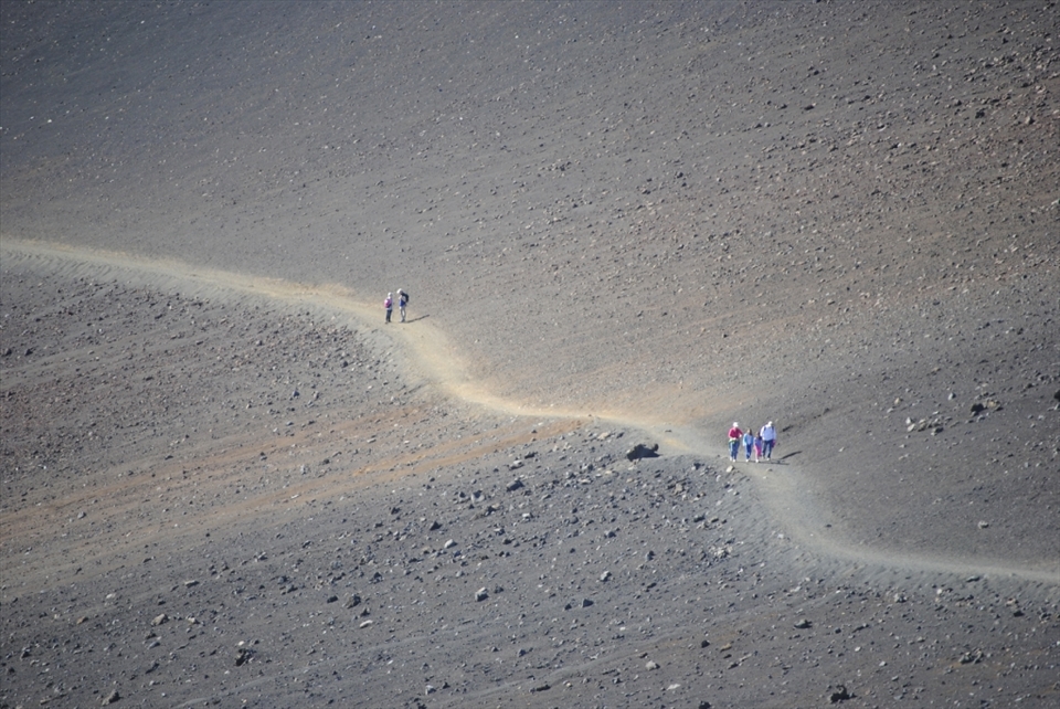 There’s something magical about immersing oneself in the heart of a dormant volcano. While peaceful, yet desert, the family hike could disastrously conclude if danger and hydration are not kept in mind every minute inside the enormous Haleakalā.