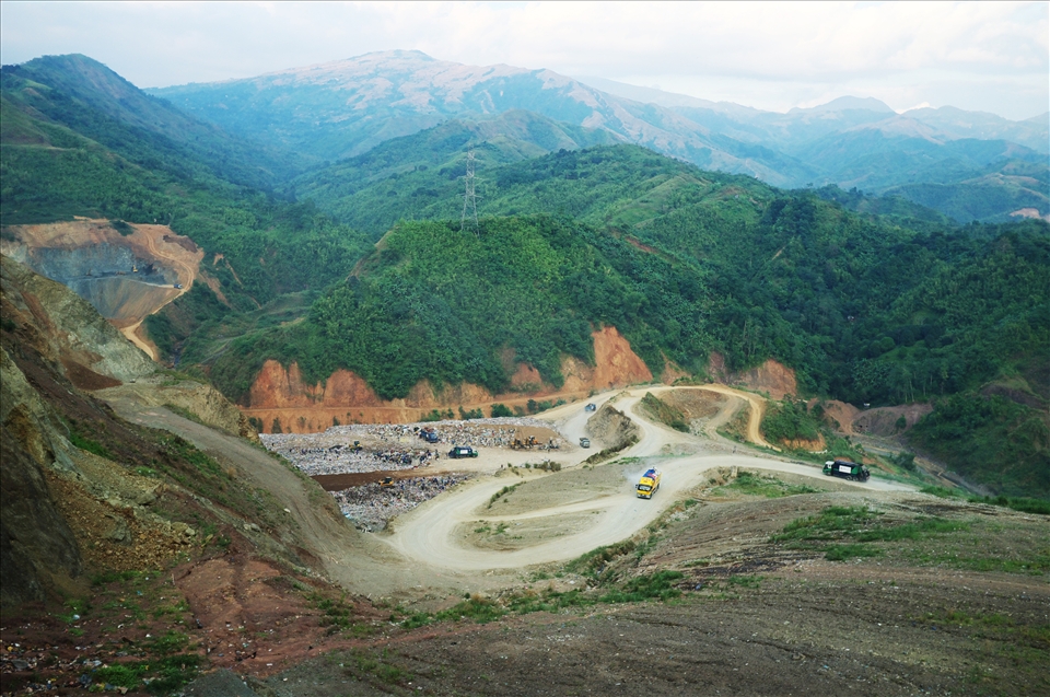Garbage amasses in Rizal Landfill, Philippines, a treasure chest for foragers