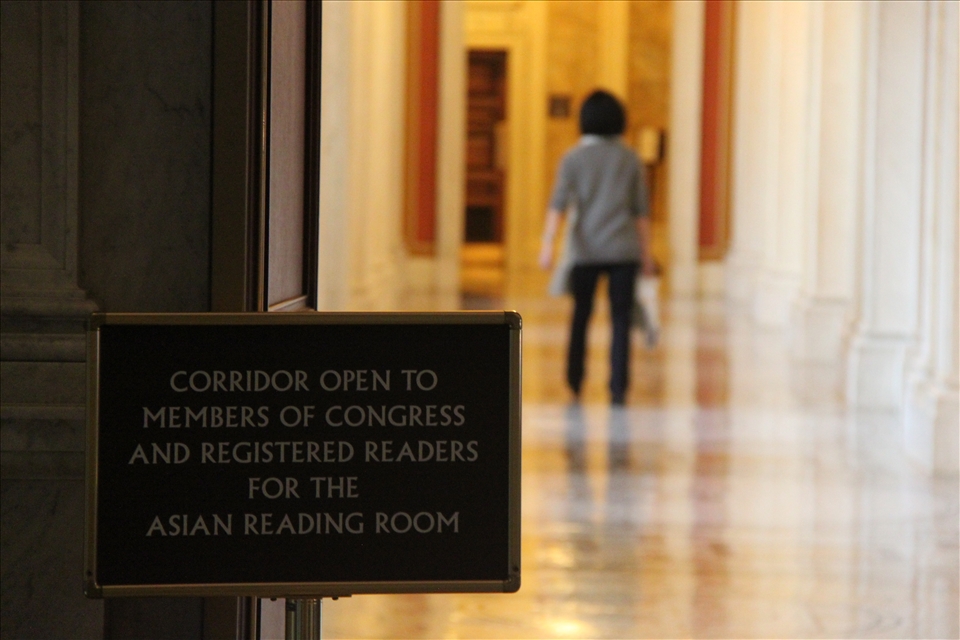 Washington DC, United States of America, empty corridors of the Congress library in the heart of political power. Calm before the storm, political decisions that affect the whole world, and set global crises free, come into being in these chambers of the Capitol. The rules and restrictions that confine the free world. Also glimpses of Asia’s lurk into the power play are to be seen.