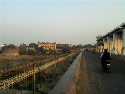 this is the bridge between the two contrasting views of the city. You can see the garh palace in background there.