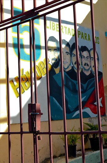 Behind this bars it can be read “¡Freedom for the five heroes!” as in many walls in La Habana, Matanzas, along with the cities of Cienfuegos and Santa Clara (this last one where the human remains of the Cuban liberator, Ernesto Che Guevara, rest). “Who are the Five Cuban Heroes jailed in the U.S.?”, explains a poster at the International Airport of Cuba, “Five young professionals who decided to devote their lives, away from their homeland, to fight against terrorism in the city of Miami, the hub of most aggressions against Cuba. No fair and impartial trial was possible… we demand justice, free them”. Manuel Viramontes, Luis Medina, Antonio Guerrero, Rubén Campa and René González, all sentenced to life- imprisonment. Their families continue waiting for a fair trial. 