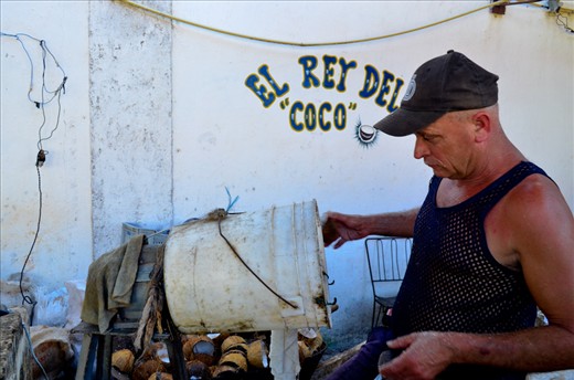 Since the U.S. economic freeze was established in Cuba, the “good times” of the 1930’s and 40’s finished and an age of scarcity began, not only in food but in clothing and industrial machinery parts. There’s a say in the city of Matanzas which describes how the Cuban make the best use of every material: “If you’re willing to throw away something… don’t do it and give it to a Cuban”. “The King of coconut” (el Rey del Coco), located in the small local market of Matanzas, extracts the coconut pulp with the aid of a handmade piece of machinery: a pierced bucket, an electric bobbin connected to a screw helix for the coconut scraping, all made by himself out from his engineering instinct. There’s no such thing as waste in the island, everything is valuable and essential. 