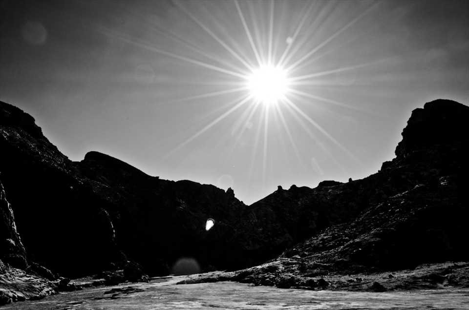 With more than 1000 kilometers of scorching sand, the Atacama Desert, at the west of Los Andes mountains in Chile, is known as the driest place in the world. Sunrays sting the soil like roasting daggers while lamas and vicuñas, the “Chilean camels”, search a bit of dried grass to eat. The amount of rain per year is approximately 1-15 milimiters, there are some regions in Atacama that have never been rinsed at all because rain mostly falls at the sea. The “camanchaca”, the matinal marine fog, may be one of the few water sources for cactus, moss and lichens that grow in the area.  