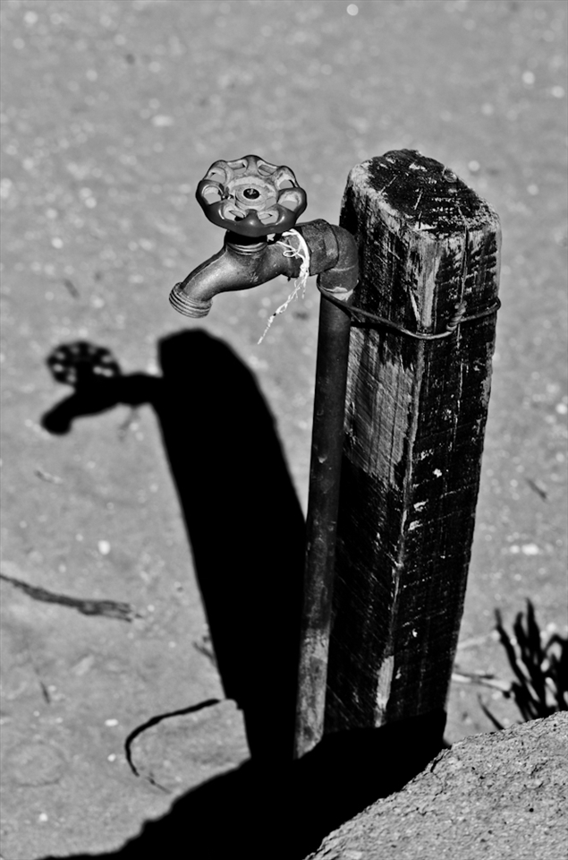 The mining industry flourished in the region between the 18th and 19th century but water resources were always a conflict. The extraction of gold and sodium nitrate (salt) stopped in the 20th century but today’s copper industry is ranked first place globally and it’s the most valuable industry of Chile. Workers started migrating there and Machuca prospered but when mining activity moved to the northern city of Calama, where the world’s biggest copper mine is located (“Chuquicamata”), and salt extraction became outlawed when Atacama was declared World’s Patrimony, Machuca became desolate. 