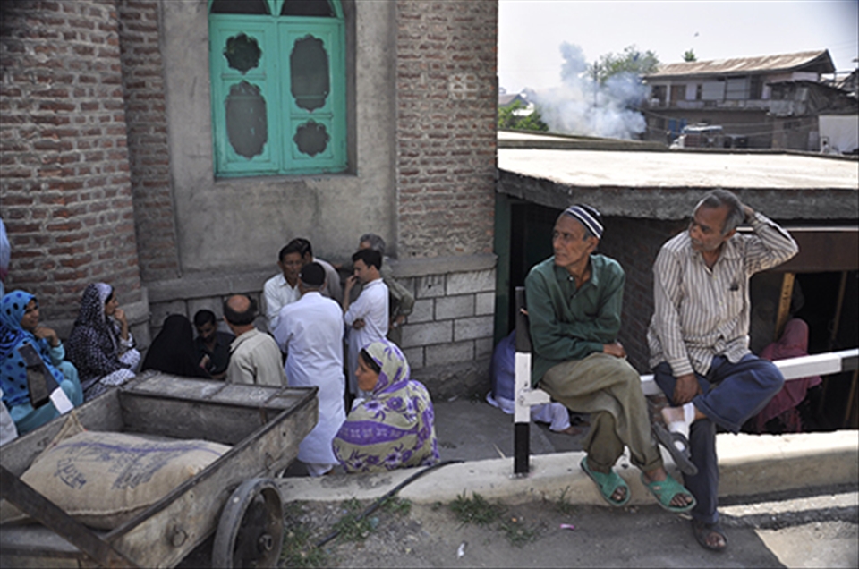 Rendezvous in a small town before Srinagar, India 