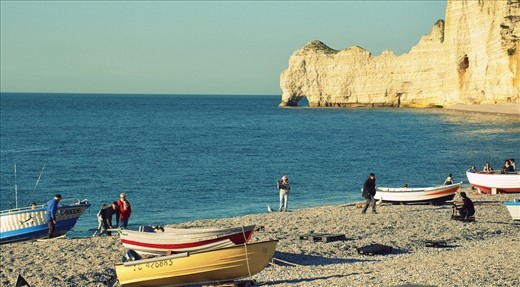 When we were going to have a trip to Etretat, I expected to see the landscape in a spirit of Monet like “Etretat: la plage et la port d’Amont”: colorful boats, blue ocean, white rocks and, how we can be without them, tourists.