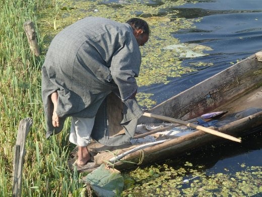 Kashmir - getting into his boat