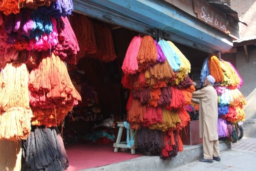 Srinigar market - selling yarn