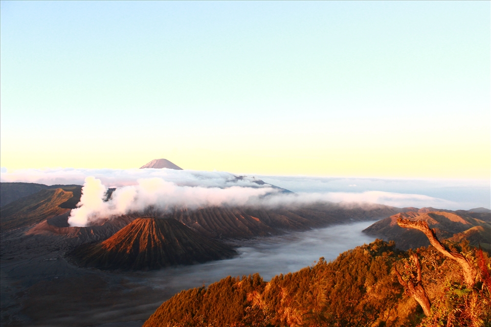Sunrise over Gunung Bromo, a fairy vulcano.